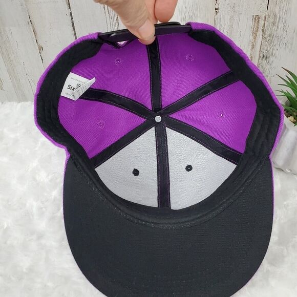 DC Comics Super Girl Snapback Cap Purple - Picture 4 of 9